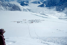 Pogled na BT (4300 m) rangerjev z visine ok. 4800 m