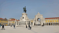Trg Praça do Comércio z znamenitim obokom v ozadju